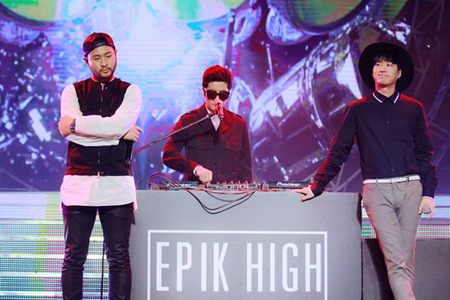 「EPIK HIGH」、情熱的なステージで学園祭キングに