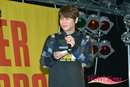 【イベントレポ】K.will、タワレコ渋谷店リニューアル3周年記念の名誉店長に就任！　エプロン姿で名刺お渡し会開催