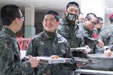 ＜Wコラム＞韓流スターはどんな新兵訓練を受けるのか～新兵訓練中の生活
