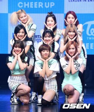 「TWICE」、ラジオ番組で暴露戦…「序列1位はツウィ、寝言をいうメンバーは…？　」