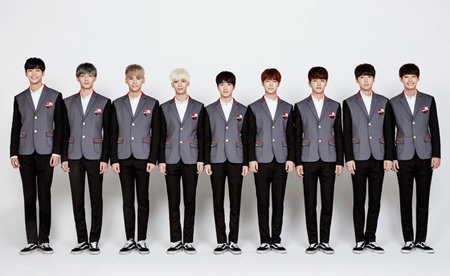 新人「SF9」、“スターの登竜門”制服モデルに抜てき