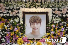 元恋人シン・セギョン、故ジョンヒョン（SHINee）の遺体安置所で涙…