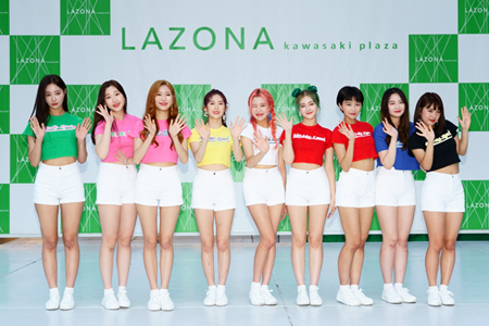 「MOMOLAND」、日本デビューシングルリリース記念フリーライブ！　ラゾーナ川崎「GREAT！　」の大合唱