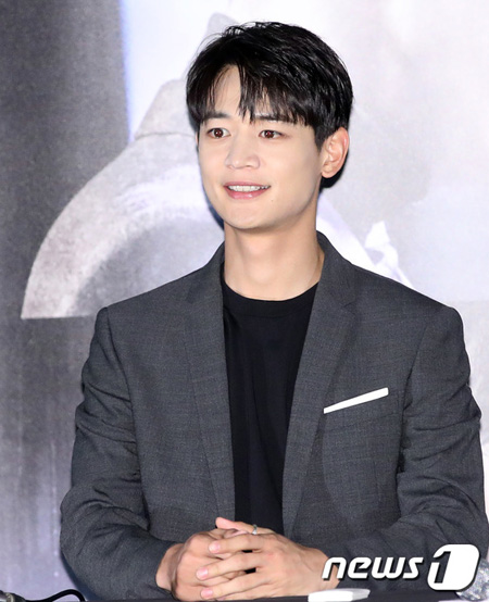 映画「人狼」出演のミンホ（SHINee）、共演者のチョン・ウソンは「フレンドリー」でカン・ドンウォンは「情熱的」