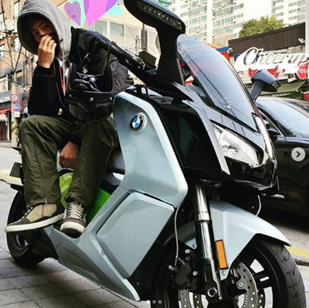 【トピック】俳優ソン・ジェリム、遅刻しそうな受験生をバイクで送り届ける!?