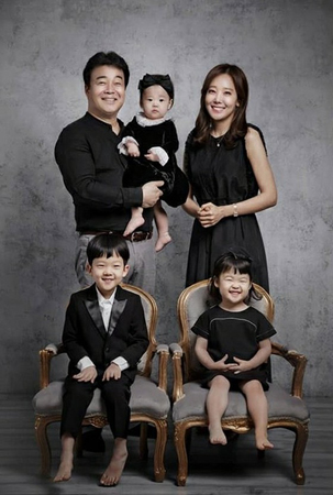 【トピック】ペク・ジョンウォン＆ソ・ユジン夫婦、次女セウンちゃんの誕生日を記念して家族写真を公開