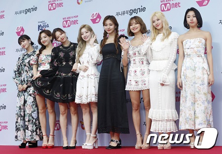 ＜2019MGMA＞「TWICE」、女性グループ賞を受賞…「ミナ！　受賞したよ」