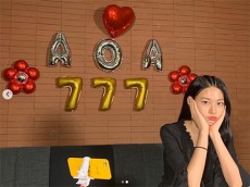 ソリョン、「AOA」の7周年をメンバーたちとお祝い…花のポーズで美しさをアピール