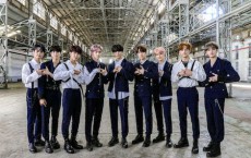 「Stray Kids」制服完全消化、MVビハインドカット公開…ダーク+カリスマの魅力