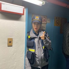 ソユ、警察の廊下でパチリ、「垢抜けて光り出して」リアルタイムでの視聴を促す