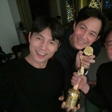 チョン・ウソン、友人のイ・ジョンジェと「青龍賞」男優主演賞受賞のお祝いショット公開