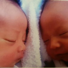 女優イ・ヨンエ、双子の新生児期の写真公開 「どちらが息子、娘でしょうか？　」