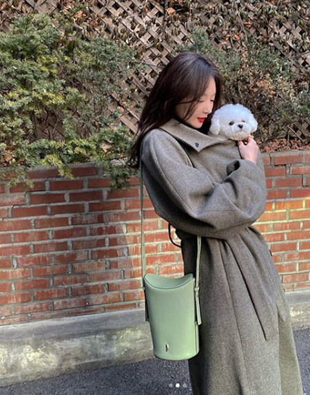 カン・ミンギョン（ダビチ）、インスタに愛犬とのツーショットを公開「人形が人形を抱いている…」
