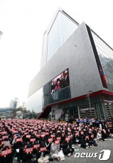 CJ ENM前でデモ決行の「X1」ファン、参加者は500人超え＝現地報道では「800人参加」