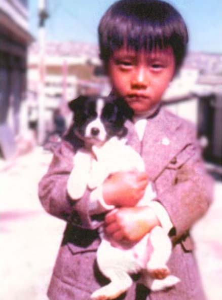 俳優イ・ビョンホン、SNSで幼少期の写真公開 「真剣な眼差しがキュート」