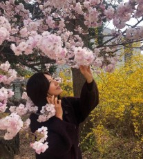 キム・ヒエ、満開な桜の下から近況報告「『夫婦の世界』撮影中」…年齢を感じさせない美しさ