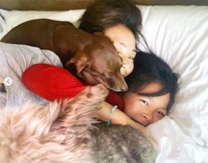 SHIHO、娘サランちゃん＆愛犬と「幸せな朝の風景」
