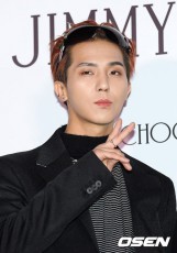 MINO（WINNER）、ソーシャル・ディスタンス守らずクラブ訪問し”顎マスク”で即席公演…YGエンタが謝罪