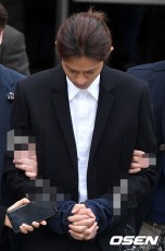 “集団性暴行”歌手 チョン・ジュンヨン、拘置所での近況公開… 「立って歌って」と強要され質問攻めも