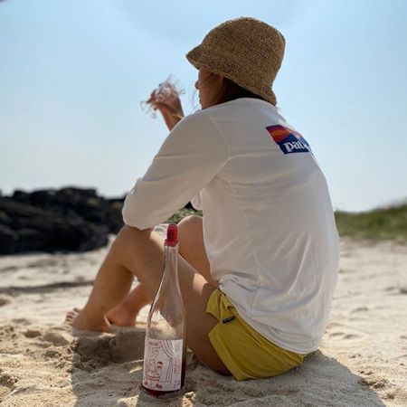 イ・ヒョリ、チェジュ（済州）の砂浜で路上ワインを楽しむ