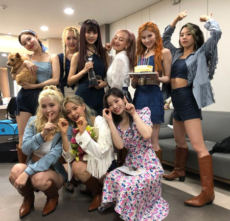 Twice 音楽番組で100回目の1位 完全体9人で新譜 More More が続ける快挙と成長 記事詳細 Infoseekニュース