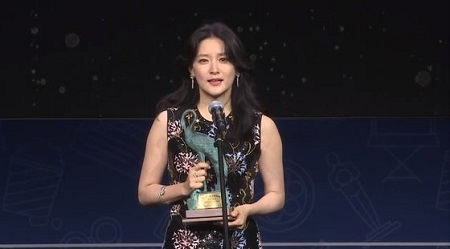 女優イ・ヨンエ、映画「私を探して」で第52回 春史映画祭の主演女優賞を受賞