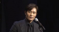 俳優イ・ビョンホン、映画「南山の部長たち」で主演男優賞を受賞