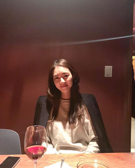 女優イ・ヨニ、インスタ更新…「昨夜の思い出の場所」とワインを傾け新妻の美しさを発散