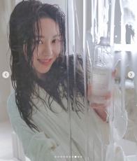クォン・ミナ（元AOA）、いじめ騒動後のバスタブで濡れ髪姿の広告撮影現場を公開