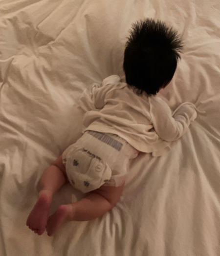 女優ヤン・ミラ、生後2か月経った息子の後ろ姿公開…「致命的な君の後頭部」