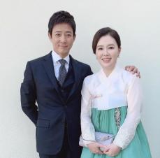 俳優チェ・スジョンと妻で女優のハ・ヒラ、韓服を着て甥っ子の結婚式に参加…甘い動画を公開