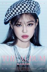 「BLACKPINK」JENNIE、1stフルアルバムの個人ポスター公開 “清楚+神秘”高品格な美貌披露