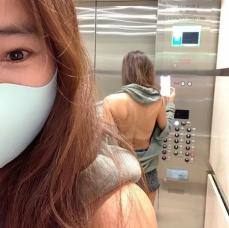 ”アラフィフ”女優ユン・ヒョンスク、背中あきファッションでLA近況報告