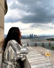 女優イ・ヘヨン、ラグジュアリーな漢江ビューの自宅でワインを飲みながら…変わらない美貌