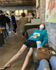 女優コ・ウナ、カフェで安らぐ半ズボン姿の野生的な一面を公開…痩せた美脚を披露