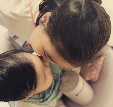 女優イ・ユンジ、仲良くチューする娘のラニちゃんとソウルちゃん姉妹のほっこりする日常を公開