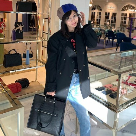 女優ファン・シネ、22歳娘の母とは思えないヒップなファッション感覚を披露