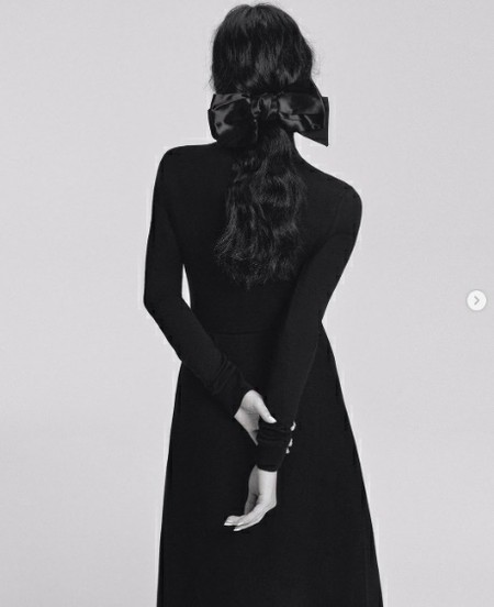 「Red  Velvet」のイェリ、どの角度から見ても完璧　白黒写真で輝く優雅な姿