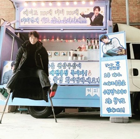 女優ソン・テヨン、夫クォン・サンウの松葉杖姿でのドラマ現場復帰を公開