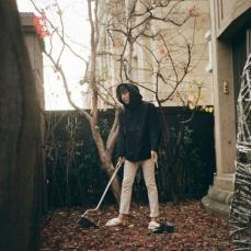 チャン・グンソク、庭で落ち葉掃除をする近況を公開