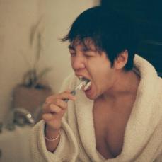 チャン・グンソク、豪華な浴室で撮影したガウン姿の写真を公開=ムキムキな胸筋がチラリ