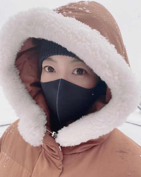 女優キム・ヒソン、目元だけでも感じられる美しさ…初雪と過ごす週末の日常