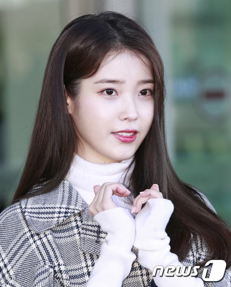 IU♡ONE～New Year's Gift from IU〜　アイユ Amazon.co.jp: IU ONE~New Year's Gift from IU~ (完全生産限定