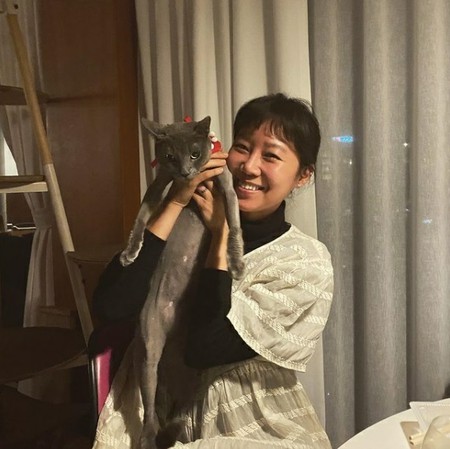 女優コン・ヒョジン、親友ソン・ダムビの家に遊びに行った？写真を公開＝ペットの猫を抱いて幸せそうな笑顔