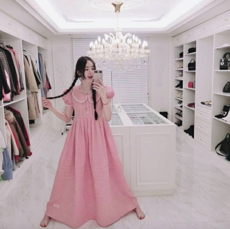 女優イ・ダヒ、パジャマ姿でラグジュアリーなドレスルームを公開