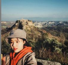 女優キム・ヒャンギ、山の頂点に立って「2020年、二度と遭わないでいよう」