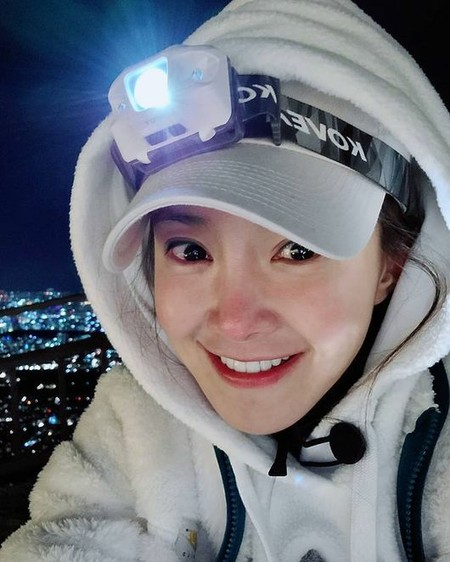 女優イ・シヨン、寒さでも止められなかった夜間登山…美しい山の夜景に感動