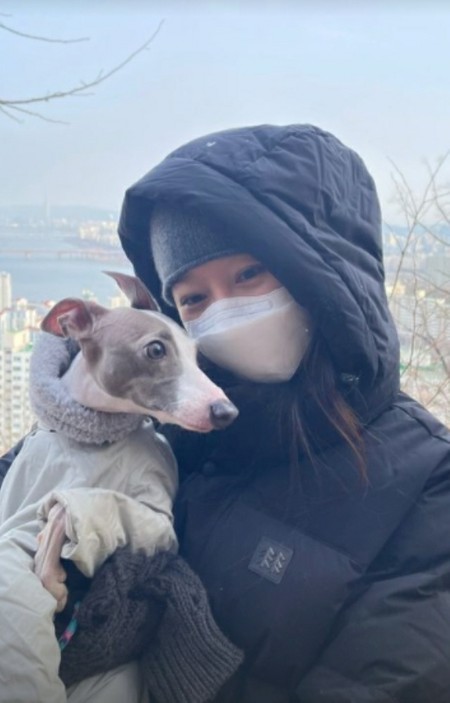 女優コン・ヒョジン、愛犬との近況を公開…寒い冬でも心温まるラブリーなツーショット