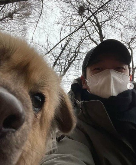俳優チョ・スンウ、安楽死の危機が迫っていた捨て犬を保護しツーショット公開