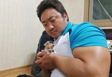俳優マ・ドンソク、子猫を抱えてソワソワ…“持ち方が分からない”